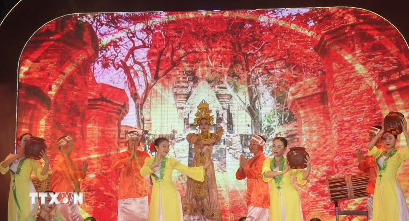 Chương trình nghệ thuật sân khấu hóa với chủ đề “Huyền thoại Mẹ xứ sở” tại lễ hội. (Ảnh: Đặng Tuấn/TTXVN)