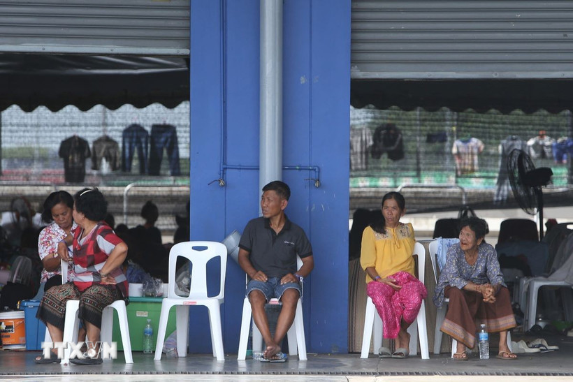 Người dân sơ tán tránh xung đột biên giới tại Buriram, Thái Lan ngày 28/7/2025. (Ảnh: THX/TTXVN)