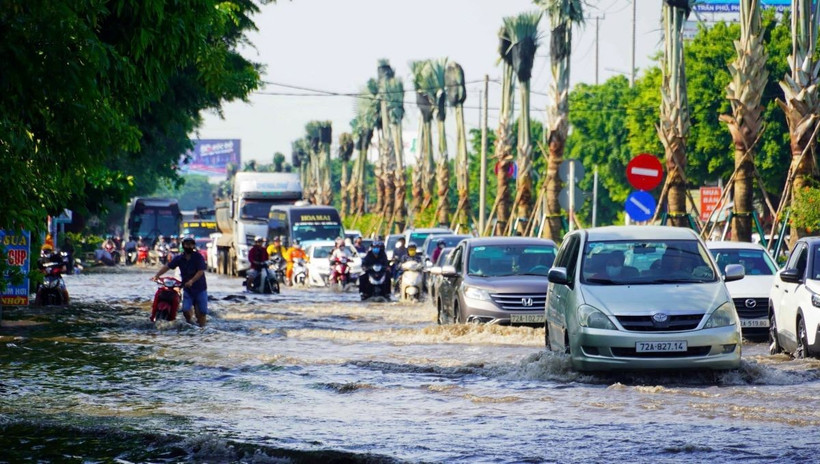 Nhiều xe môtô bị chết máy do đường Võ Nguyên Giáp, phường 12, thành phố Vũng Tàu ngập sâu sau mưa lớn. (Ảnh: Hoàng Nhị/TTXVN)