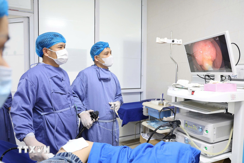 Các bác sỹ Bệnh viện Sản Nhi tỉnh Phú Thọ thực hiện ca phẫu thuật nội soi polup đại trạng cho bệnh nhân 13 tuổi với sự hỗ trợ chuyên môn từ Bệnh viện đa khoa tỉnh Phú Thọ. (Ảnh: TTXVN phát)