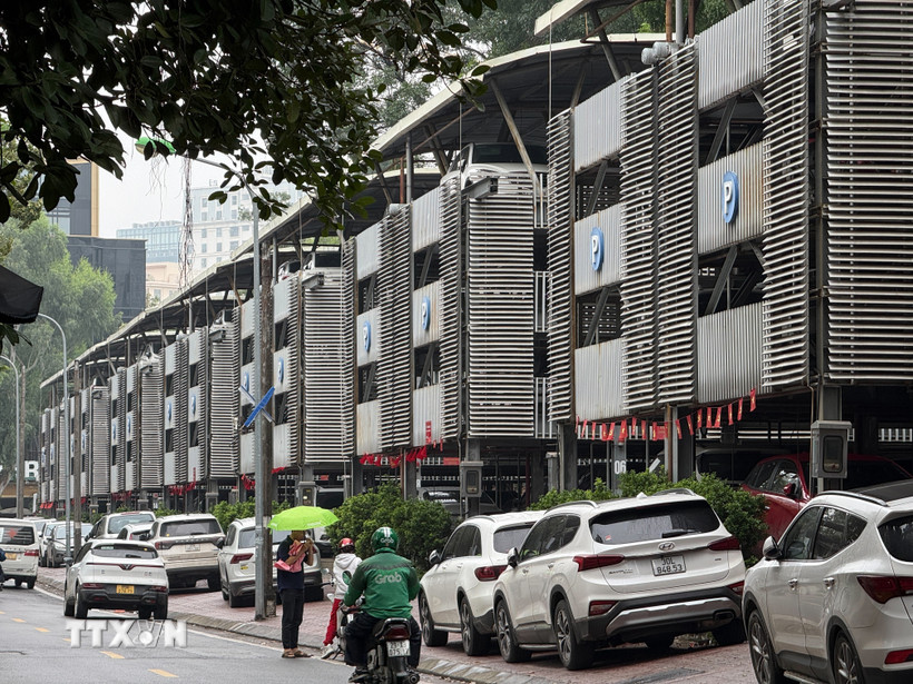 Bãi đỗ xe trên phố Nguyễn Công Hoan (Hà Nội) được xây dựng theo công nghệ Hàn Quốc, gồm 17 block cao 4 tầng, có hệ thống giám sát an ninh và các biện pháp phòng cháy chữa cháy. (Ảnh: Quốc Lũy/TTXVN)