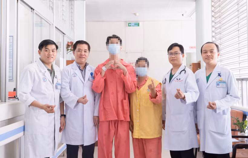 Người bệnh được ghép tạng và các bác sỹ trước thời điểm xuất viện. (Ảnh: TTXVN phát)