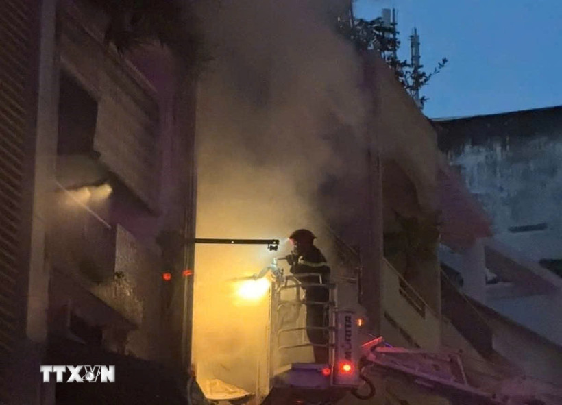 Cảnh sát chữa cháy nỗ lực dập lửa. (Ảnh: TTXVN phát)