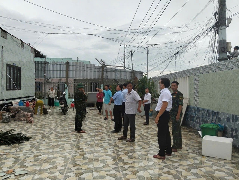 Lực lượng chức năng có mặt tại hiện trường hỗ trợ người dân có nhà bị ảnh hưởng khắc phục hậu quả, sớm ổn định cuộc sống. (Ảnh: TTXVN phát)