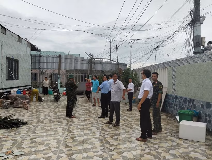 Lực lượng chức năng có mặt tại hiện trường hỗ trợ người dân có nhà bị ảnh hưởng khắc phục hậu quả, sớm ổn định cuộc sống. (Ảnh: TTXVN phát)