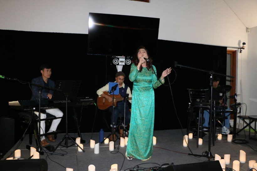 Tnh cảm của những người con xa quê đối với quê hương và nỗi nhớ về những người mẹ và gia đình. (Ảnh: Lê Đạt/TTXVN)