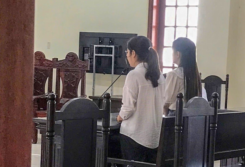 Hai bị cáo Phạm Ngọc Thùy và Đỗ Thị Yến Phương tại phiên xử phúc thẩm ngày 27/5/2025. (Ảnh: TTXVN phát)