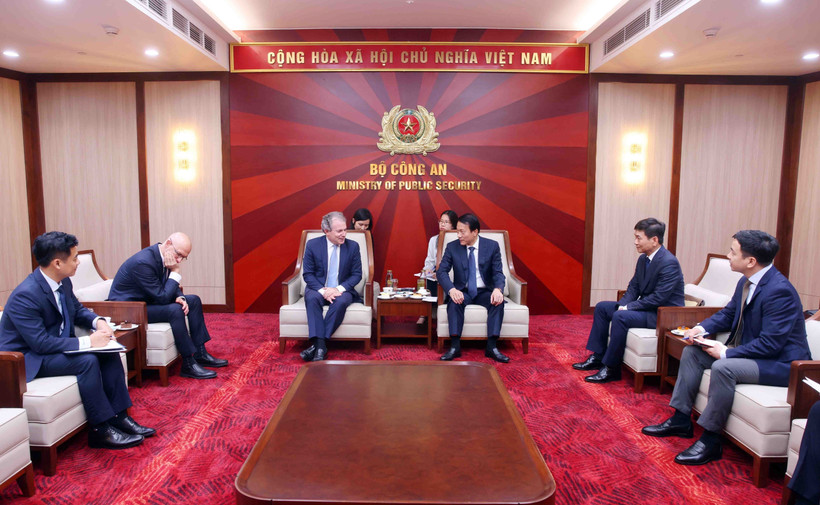 Đại tướng Lương Tam Quang, Bộ trưởng Bộ Công an tiếp ông Daniel Rosen, Giám đốc Điều hành Tập đoàn Rosen Partners, Hoa Kỳ. (Ảnh: Phạm Kiên/TTXVN)