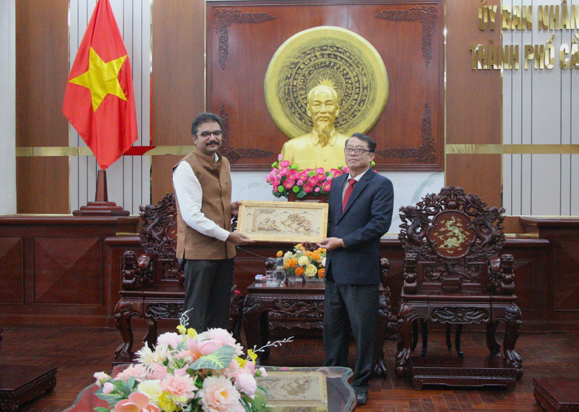 Tổng Lãnh sự Ấn Độ tại Thành phố Hồ Chí Minh tặng quà lưu niệm cho lãnh đạo thành phố Cần Thơ. (Ảnh: Nguyễn Hằng/TTXVN)
