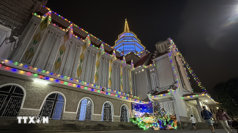Các nhà thờ được trang hoàng lung linh, đón chào mùa Giáng sinh an lành. (Ảnh: Mai Trang/TTXVN)