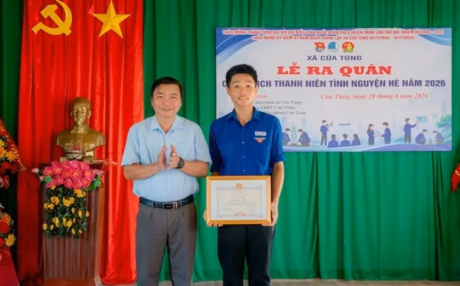Nam sinh nhận giấy khen của Ủy ban Nhân dân xã Cửa Tùng. (Ảnh: Ủy ban Nhân dân xã Cửa Tùng)