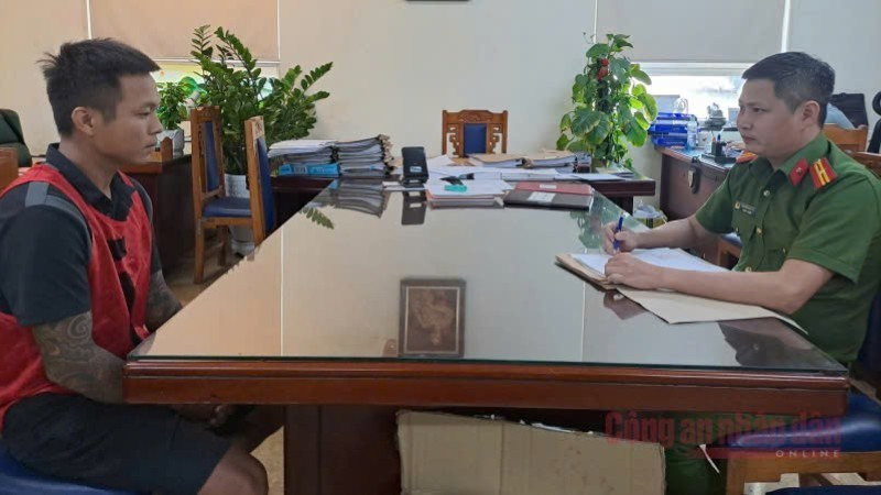 Đối tượng Ngô Quang Vỹ tại cơ quan công an. (Ảnh: Báo Công an)