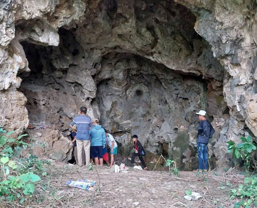 Nhiều bộ nghi là hài cốt người được người dân phát hiện ở hang Lèn Chùa, xã Nghĩa Thành, huyện Nghĩa Đàn, Nghệ An. (Ảnh: TTXVN)