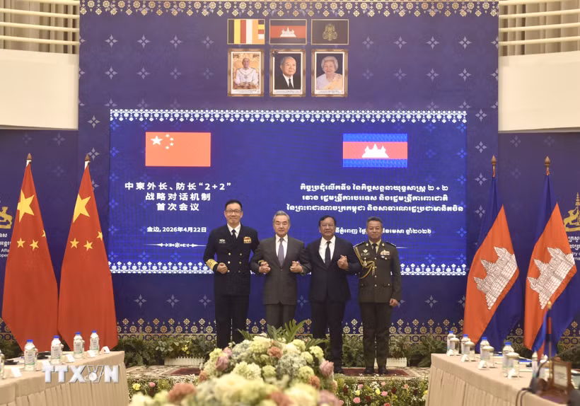 Bộ trưởng Quốc phòng Trung Quốc Đổng Quân, Bộ trưởng Ngoại giao Trung Quốc Vương Nghị, Phó Thủ tướng kiêm Bộ trưởng Ngoại giao và Hợp tác Quốc tế Campuchia Prak Sokhonn và Phó Thủ tướng kiêm Bộ trưởng Quốc phòng Campuchia Tea Seiha tại cuộc đối thoại chiến lược 2+2 ở Phnom Penh, Campuchia, ngày 22/4/2026. (Ảnh: THX/TTXVN)