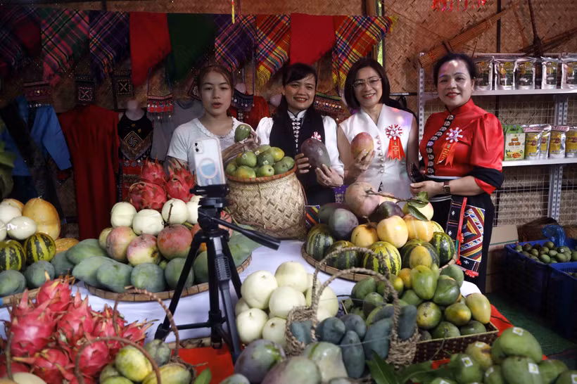 Đại biểu quảng bá, giới thiệu sản phẩm đặc trưng lên các nền tảng số tại ngày hội. (Ảnh: Quang Quyết/TTXVN)