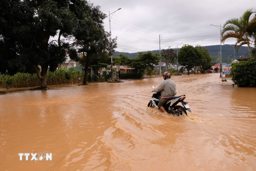 Một đoạn quốc lộ 20 vẫn còn ngập sâu. (Ảnh: Nguyễn Dũng/TTXVN)