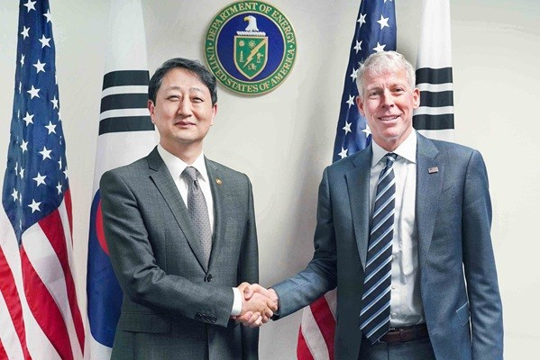 Bộ trưởng Công nghiệp Hàn Quốc Ahn Duk-geun với Bộ trưởng Năng lượng Mỹ Chris Wright. (Nguồn: Yonhaps)