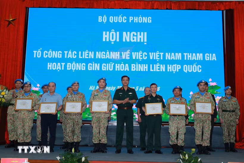 Thượng tướng Nguyễn Trường Thắng, Ủy viên Trung ương Đảng, Thứ trưởng Bộ Quốc phòng trao Kỷ niệm chương "Vì sự nghiệp Gìn giữ hòa bình Liên hợp quốc" tặng cho các cán bộ, sỹ quan. (Ảnh: Trọng Đức/TTXVN)