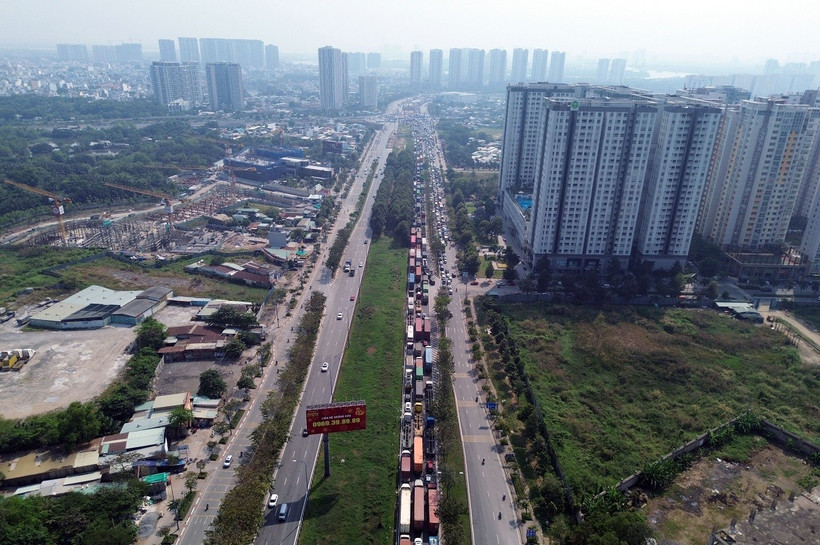Đường Mai Chí Thọ, hướng từ nút giao ngã 3 Cát Lái về nút giao An Phú ùn tắc kéo dài. (Ảnh: Tiến Lực/TTXVN)
