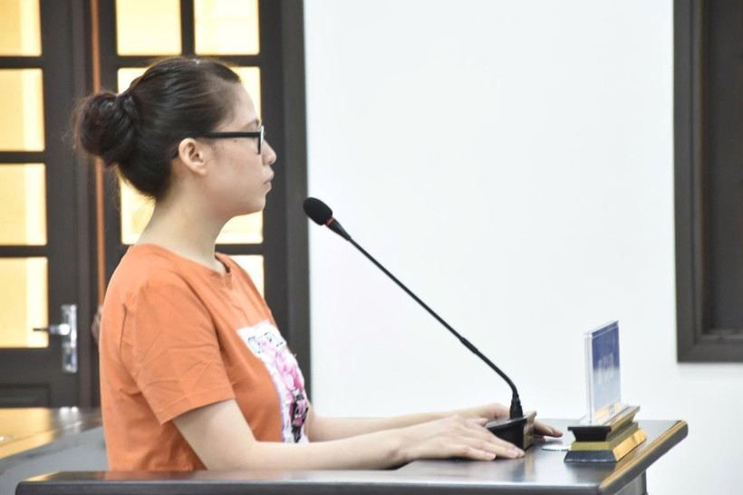 Bị cáo Phan Cẩm Hằng tại phiên tòa. (Ảnh: TTXVN)