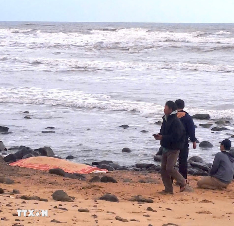 Thi thể ngư dân mất tích do chìm thuyền đánh cá được tìm thấy tại Mũi Si, xã Cửa Tùng. (Ảnh: TTXVN phát)