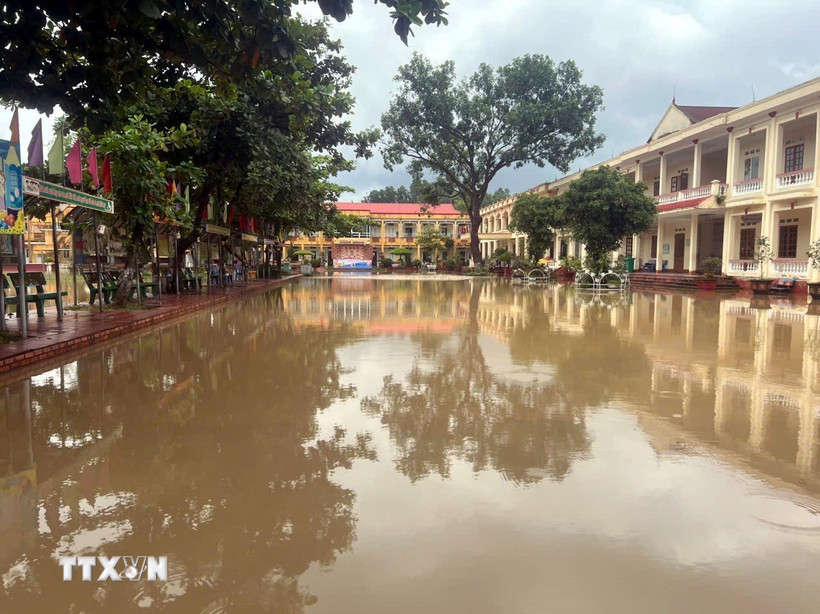 Lốc xoáy, mưa lớn gây thiệt hại cho nhiều nhà dân, trường học tại phường Chu Văn An. (Ảnh: Mạnh Tú/TTXVN)
