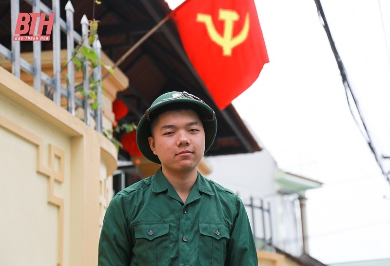 Tân binh Lê Đình Lực trước ngày lên đường nhập ngũ. (Nguồn: Báo Thanh Hóa)