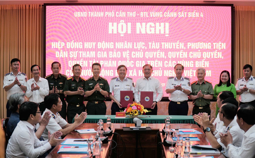 Lãnh đạo UBND TP Cần Thơ và Bộ Tư lệnh Vùng Cảnh sát biển 4 ký kết kế hoạch hiệp đồng. (Ảnh: TTXVN phát)