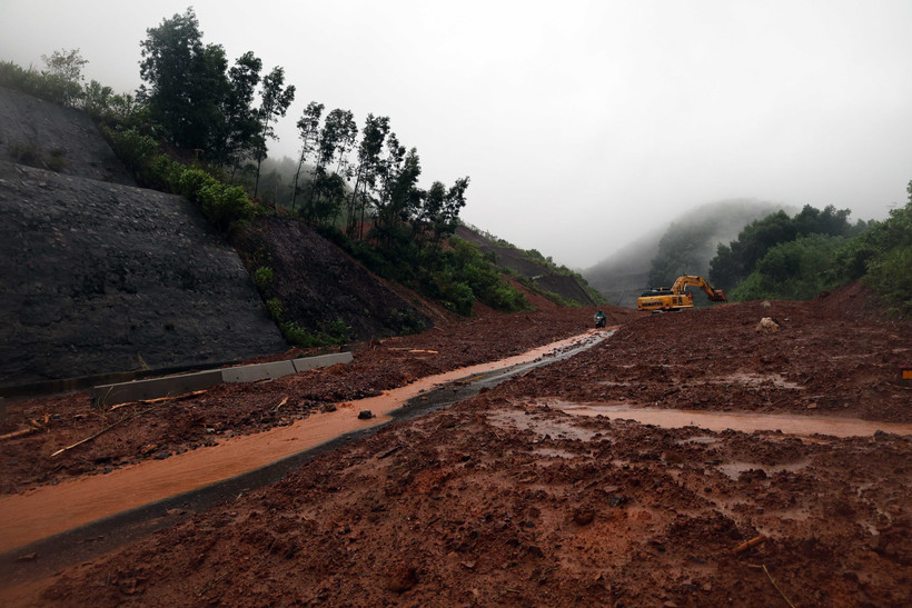 Sạt lở nghiêm trọng trên tuyến cao tốc La Sơn – Túy Loan đi qua xã Khe Tre, thành phố Huế. (Ảnh: Đỗ Trưởng/TTXVN)