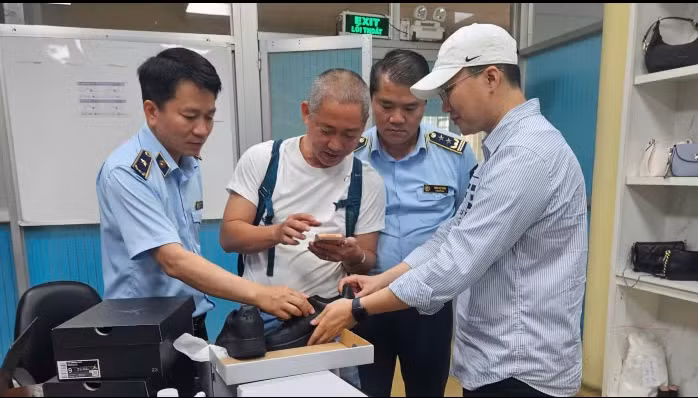 Ông Nguyễn Thanh Bình, Phó Cục trưởng Cục Quản lý và Phát triển thị trường trong nước (ngoài cùng bên trái) trực tiếp có mặt và chỉ đạo tại hiện trường kiểm tra.