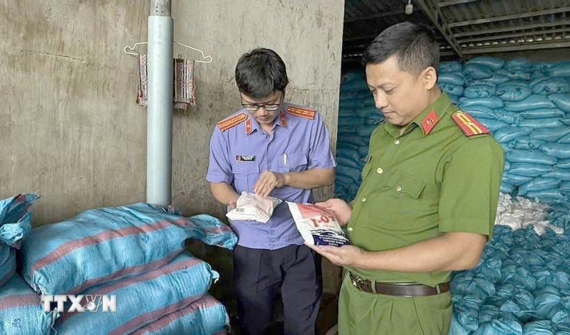 Cơ quan chức năng kiểm tra kho muối thành phẩm của đối tượng. Ảnh: TTXVN phát