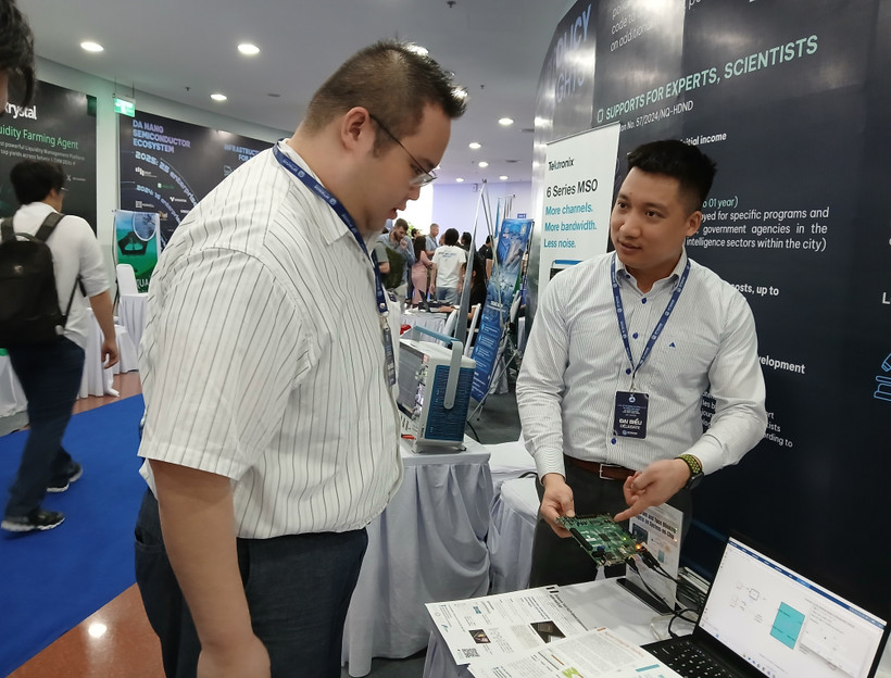 Sản phẩm vi mạch bán dẫn sản xuất tại Việt Nam được trưng bày tại Ngày hội Vi mạch bán dẫn Đà Nẵng 2025. (Ảnh: Mỹ Hà/TTXVN)