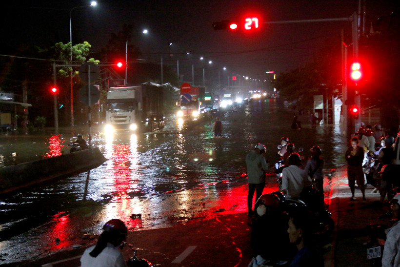 Quốc lộ 1A, đoạn qua phường Hàm Thắng (Lâm Đồng) bị ngập sâu, các phương tiện lưu thông khó khăn. (Ảnh: Nguyễn Thanh/TTXVN)