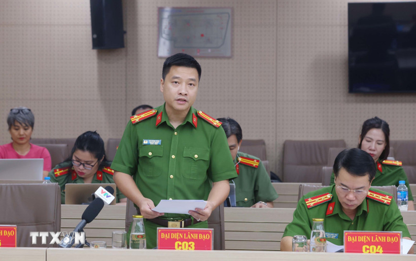 Thượng tá Vũ Thanh Tùng, Phó Cục trưởng Cục Cảnh sát điều tra tội phạm về tham nhũng, kinh tế, buôn lậu (Bộ Công an) trả lời câu hỏi của phóng viên các cơ quan thông tấn, báo chí. (Ảnh: Phạm Kiên/TTXVN)