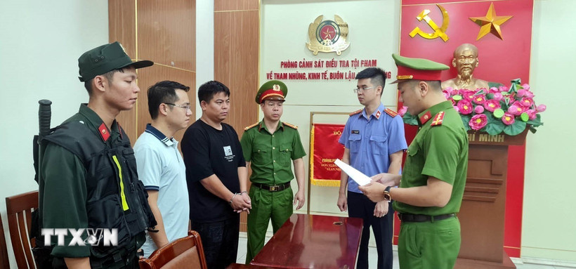 Cơ quan điều tra tống đạt Quyết định tố tụng đối với Huang HuiGuang. (Nguồn: TTXVN)