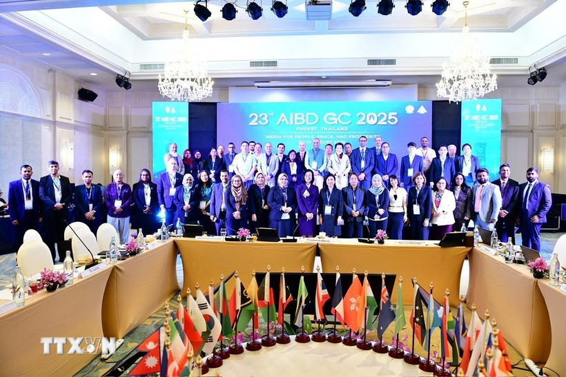 Các đại biểu chụp ảnh lưu niệm tại hội nghị. (Ảnh: Đỗ Sinh/TTXVN)