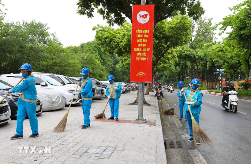 Công nhân công ty môi trường đô thị Gia Lâm được tăng cường hỗ trợ vệ sinh, làm sạch đường phố phục vụ du khách kỷ niệm 80 năm Quốc khánh. (Ảnh: Thành Phương/TTXVN)