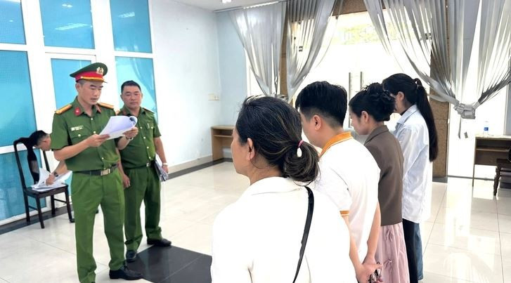 Cơ quan điều tra tống đạt các quyết định. (Nguồn: Công an cung cấp)