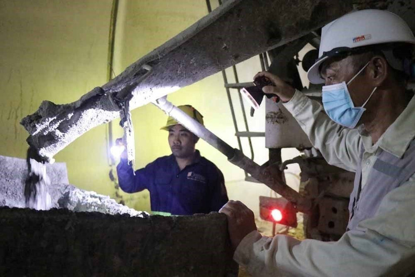 Công nhân vận hành máy trộn, phun bê tông thi công hoàn thiện bên trong hầm số 3, gói thầu XL3 Cao tốc Quảng Ngãi - Hoài Nhơn. (Ảnh: Phạm Cường/TTXVN)