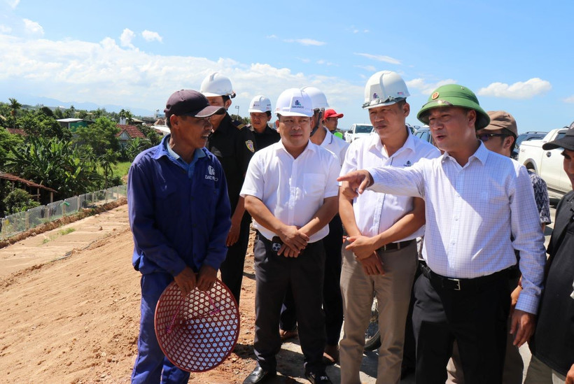 Thứ trưởng Bộ Xây Dựng Nguyễn Việt Hùng kiểm tra hiện trường Gói thầu XL1 cao tốc Quảng Ngãi-Hoài Nhơn đoạn qua xã Nghĩa Giang, tỉnh Quảng Ngãi. (Ảnh: Phạm Cường/TTXVN)