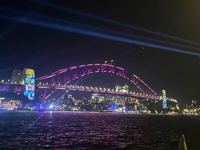 Cầu Cảng Sydney (Harbour Bridge) được thắp sáng bằng những bóng đèn led và hình ảnh sống động. (Ảnh: Thanh Tú/TTXVN)