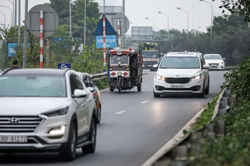 Phương tiện giao thông di chuyển ở cao tốc Đại lộ Thăng Long. (Ảnh: Phạm Kiên/TTXVN)