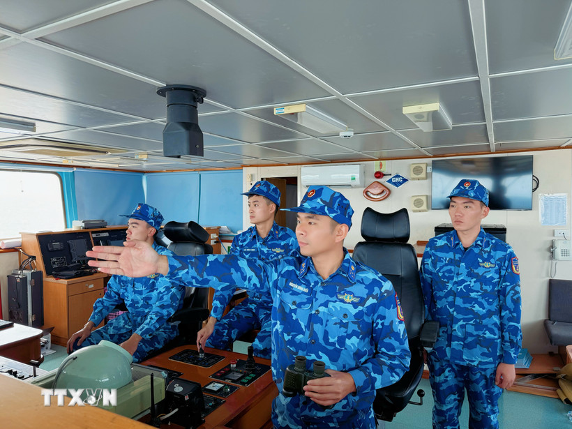 Cán bộ, chiến sỹ tàu CSB 7011 (Hải đội 322, Hải đoàn 32) trực quan sát trên biển. (Ảnh: TTXVN phát)