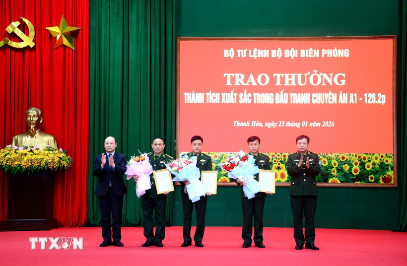Bộ Tư lệnh Bộ đội Biên phòng tổ chức trao thưởng nóng cho các đơn vị thực hiện tốt Chuyên án A1-126.2p. (Ảnh: TTXVN phát)