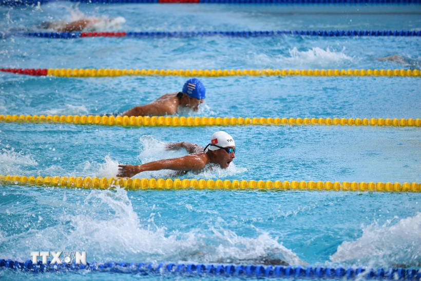 Kình ngư Việt Nam trên đường đua xanh ASEAN Para Games 13. (Ảnh TTXVN phát)