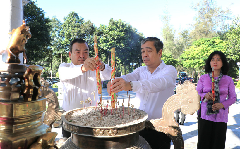 Đồng chí Ngô Đông Hải, Phó Trưởng Ban Tuyên giáo và Dân vận Trung ương (đứng giữa) cùng các đại biểu thắp hương tri ân các anh hùng liệt sỹ tại Nghĩa trang liệt sỹ Đồi 82. (Ảnh: Thanh Tân/TTXVN)