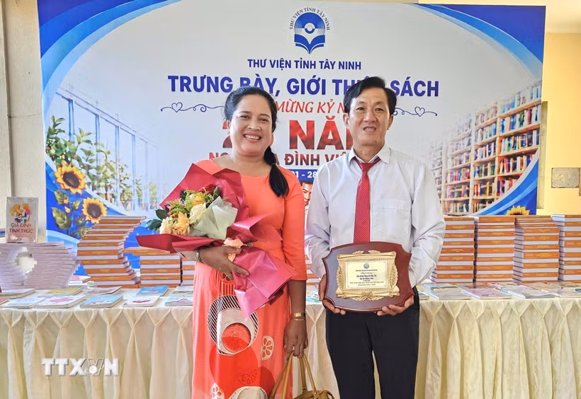 Vợ chồng anh Lý Văn Trí và chị Võ Hồng Thê là một trong 109 gia đình văn hóa tiêu biểu giai đoạn 2001-2026 vừa được UBND tỉnh tuyên dương. (Ảnh: Đức Hạnh/TTXVN)