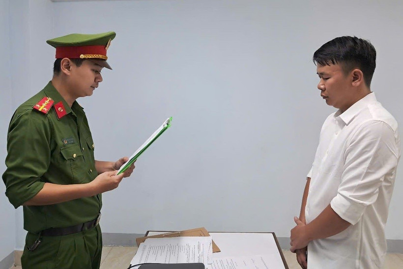 Cơ quan Cảnh sát điều tra Công an thành phố Đà Nẵng tống đạt các quyết định đối với Hà Công Tài. (Ảnh: TTXVN phát)