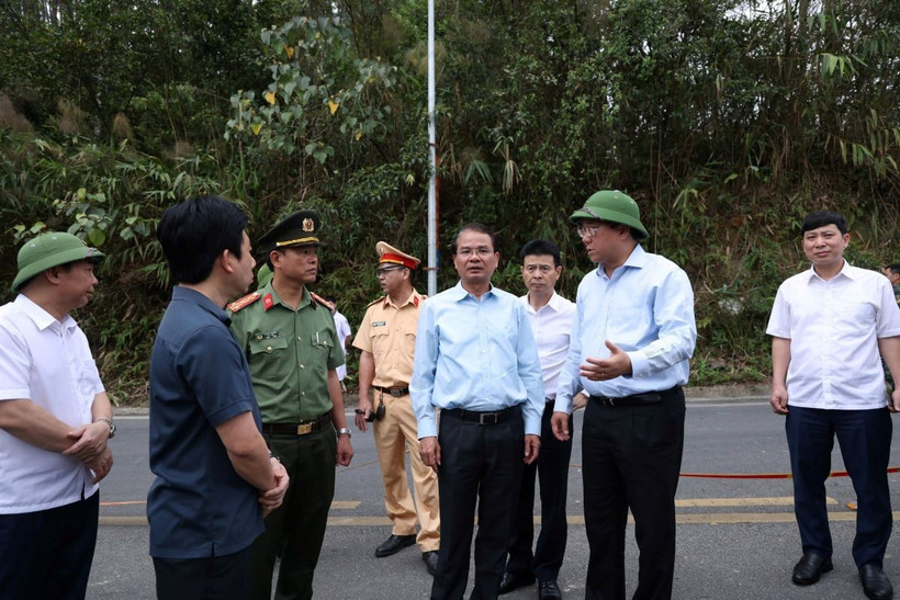 Lãnh đạo tỉnh Vĩnh Phúc có mặt tại hiện trường vụ tai nạn chỉ đạo khắc phục hậu quả vụ tai nạn. (Ảnh: TTXVN)