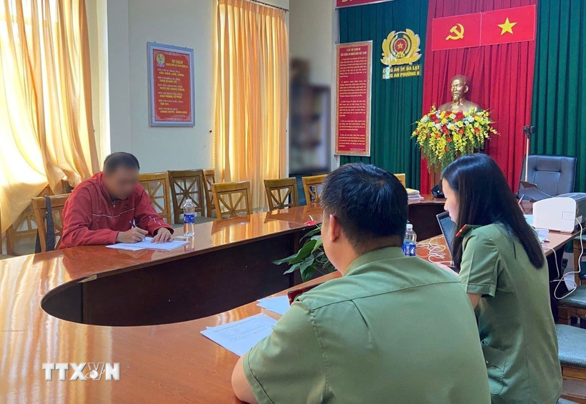 P.M.T.P (áo đỏ) là admin cầm đầu trang fanpage Facebook “YDL Confessions 3.0” bị xử phạt hành chính 7,5 triệu đồng. (Ảnh TTXVN phát)